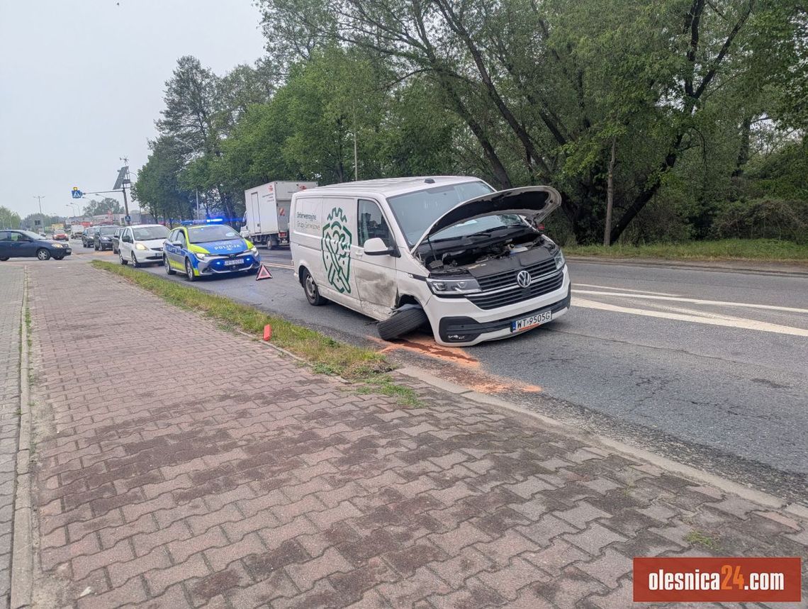 Kolizja przy Lidlu w Oleśnicy. Jedno z aut straciło koło