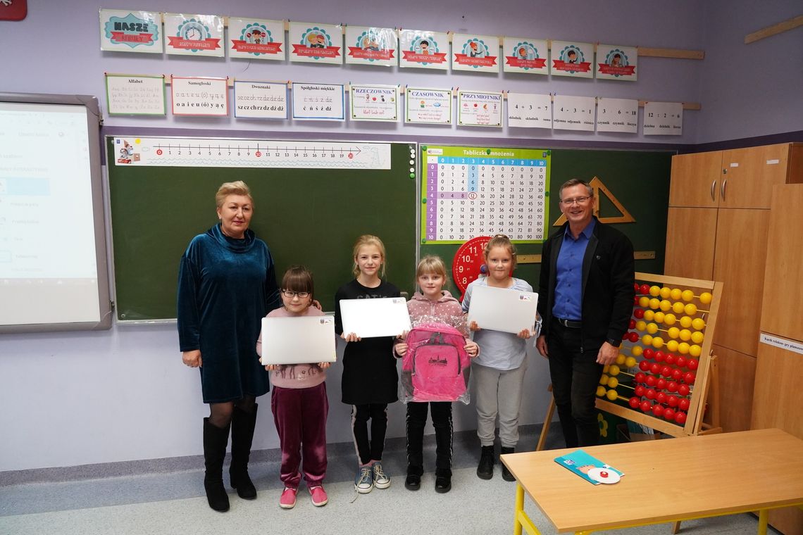 Komputerowy dar dla 16 dzieci z Ukrainy