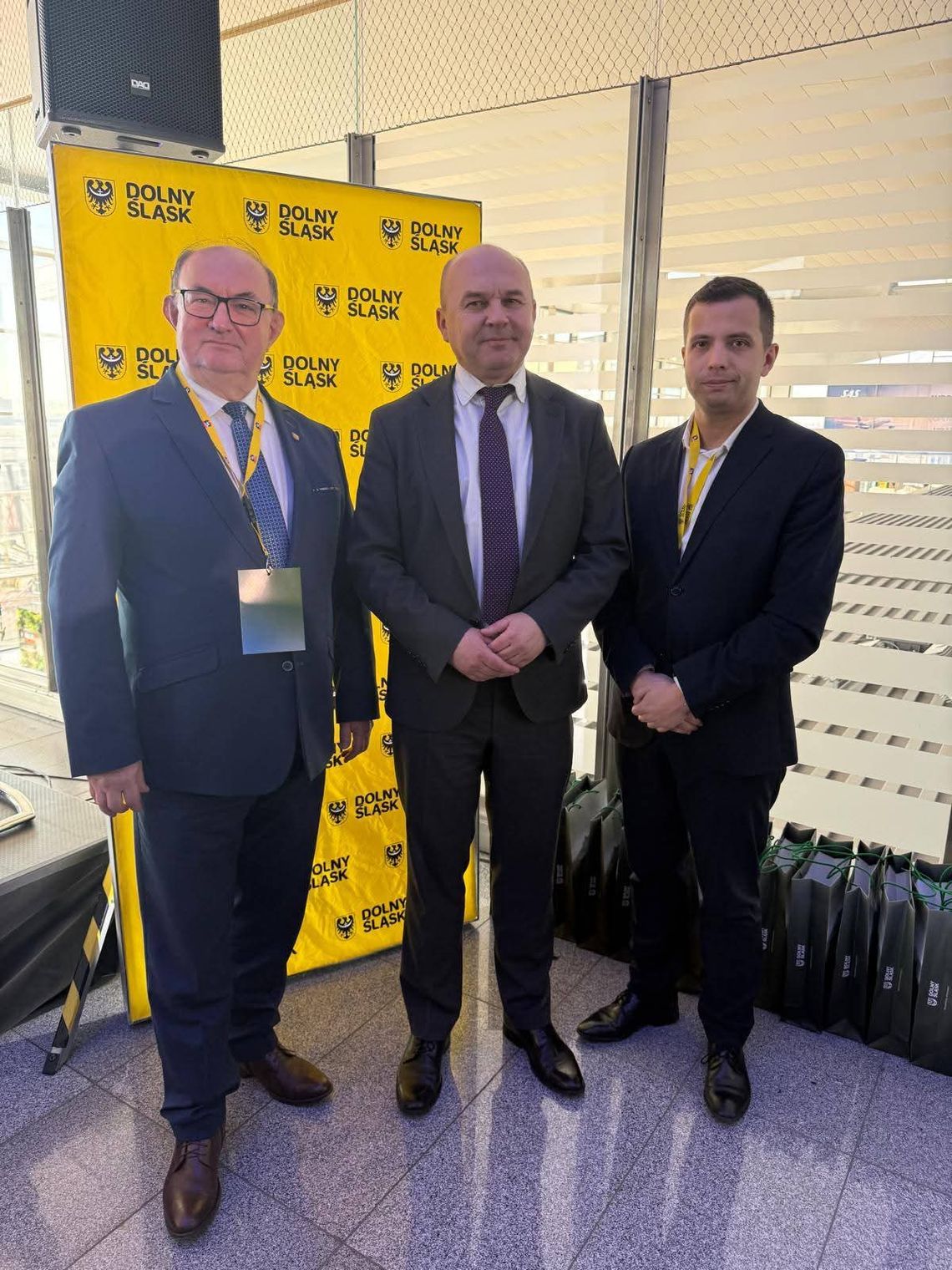 Konferowali na tarasie widokowym lotniska