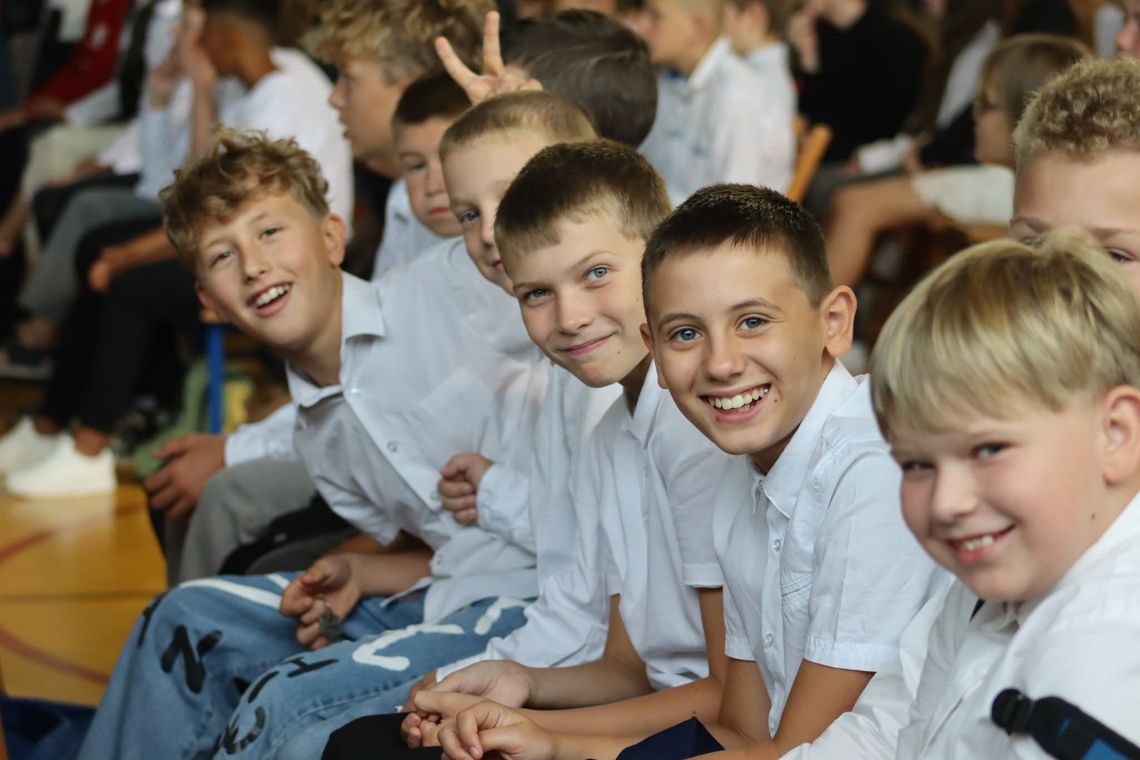 Koniec wakacji! Uczniowie w Dobroszycach wrócili do szkolnych ławek Koniec wakacji! Uczniowie w Dobroszycach wrócili do szkolnych ławek