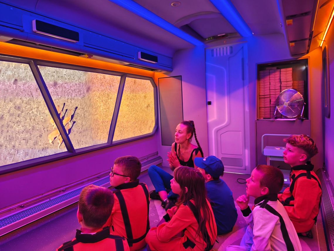 Kosmos na podzamczu! Dzieci w Oleśnicy ruszyły w niezwykłą podróż autobusem Eko Planeta Kosmos na podzamczu! Dzieci w Oleśnicy ruszyły w niezwykłą podróż autobusem Eko Planeta