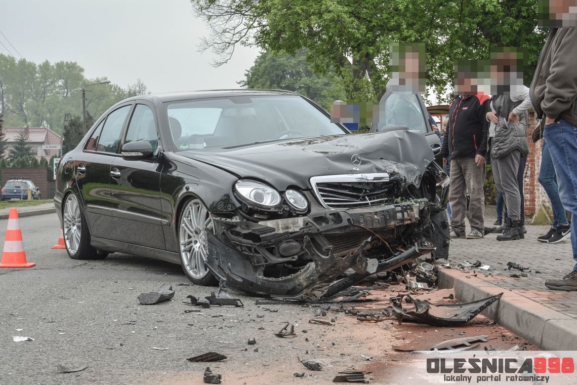 Kot przyczyną czołowego zderzenia mercedesa i opla?