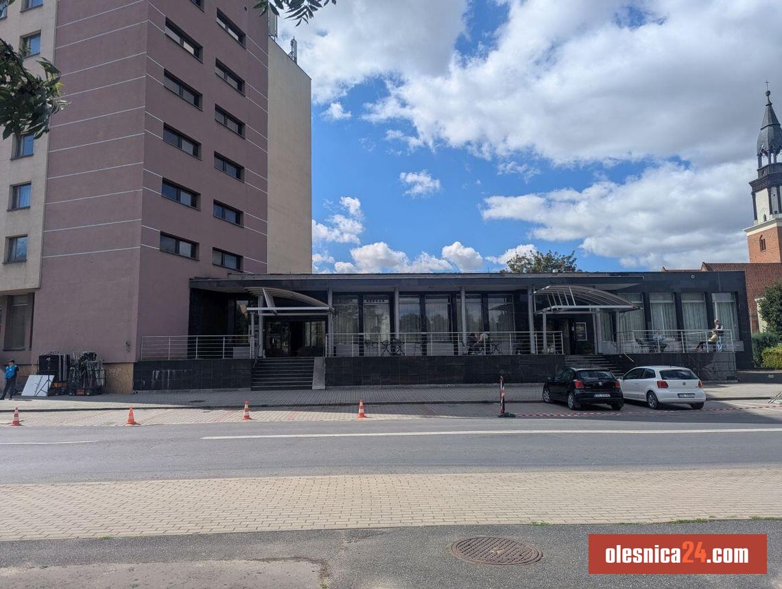 Kręcą w Perle. Filmowa ekipa wkroczyła do hotelu — zobacz, co dzieje się na miejscu