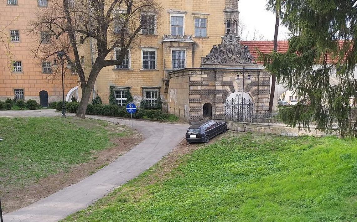 Kto tak "zaparkował" w zamkowej fosie?! 