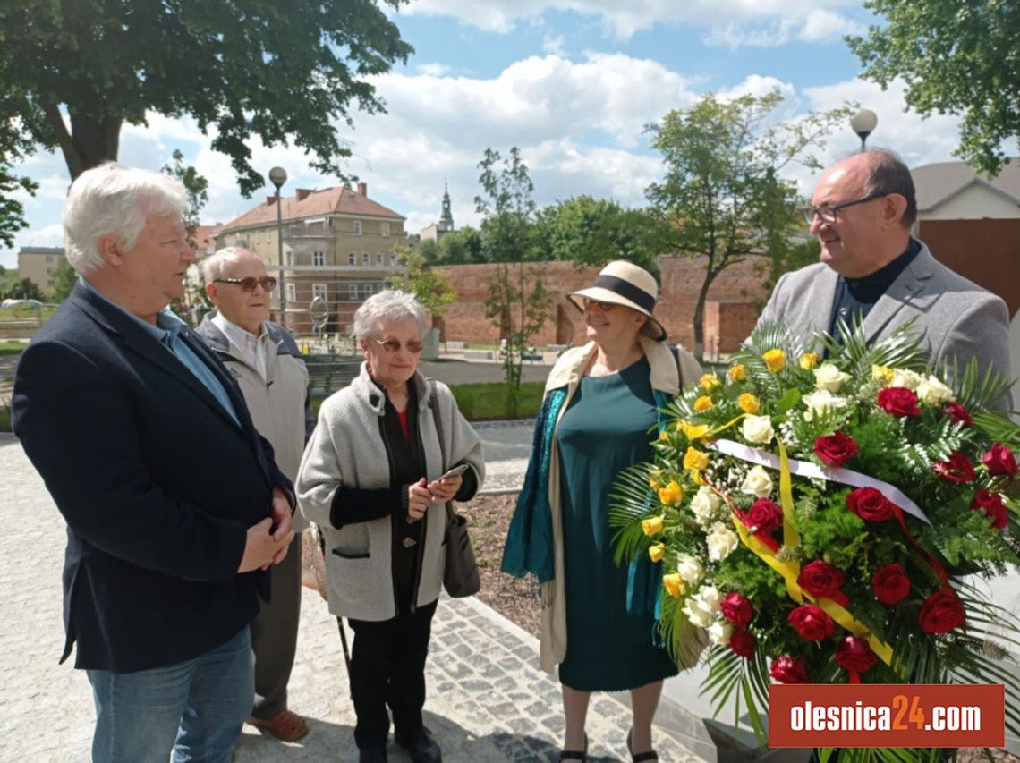 Kwiaty pod obeliskiem poświęconym Antoniemu Cieszyńskiemu 