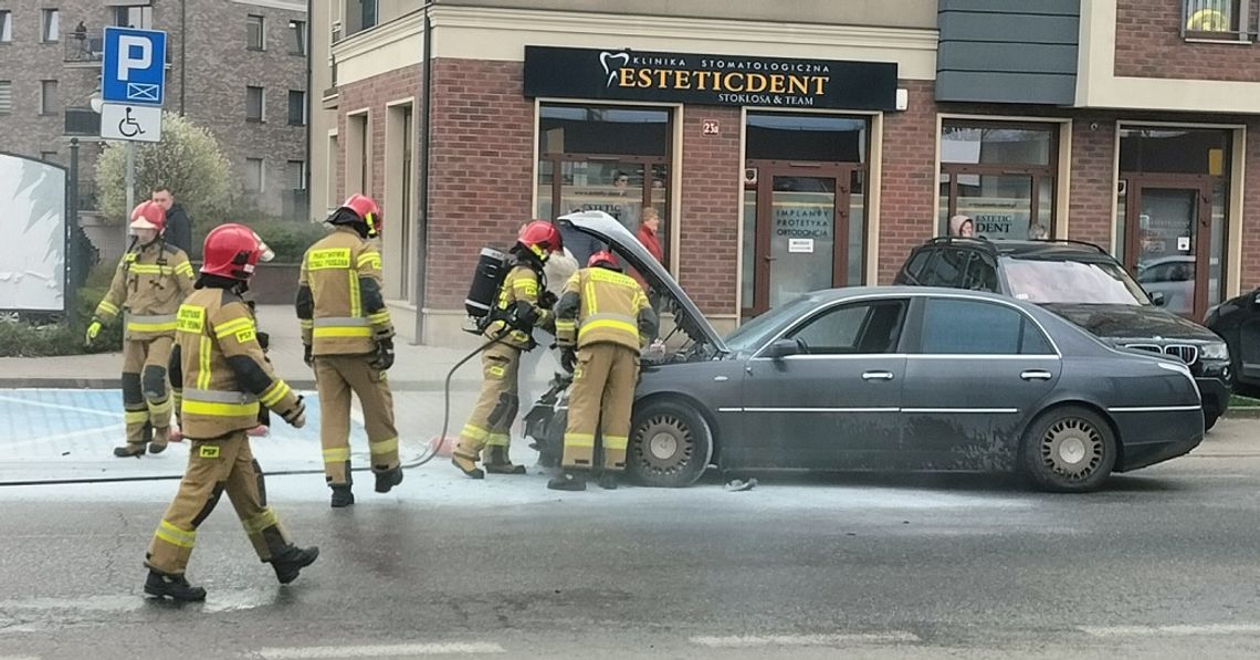 Lancia stanęła w ogniu na ulicy w Oleśnicy
