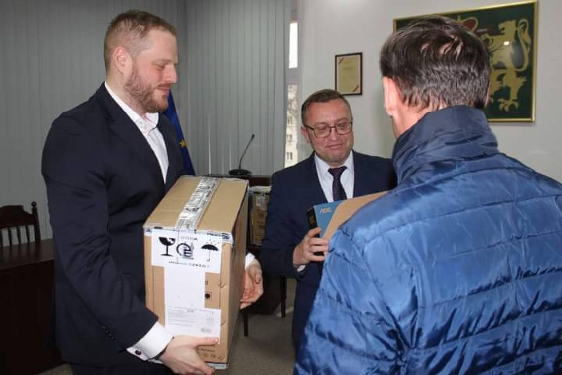 Laptopy w końcu dotarły! Wójt wręczył je razem z ministrem 