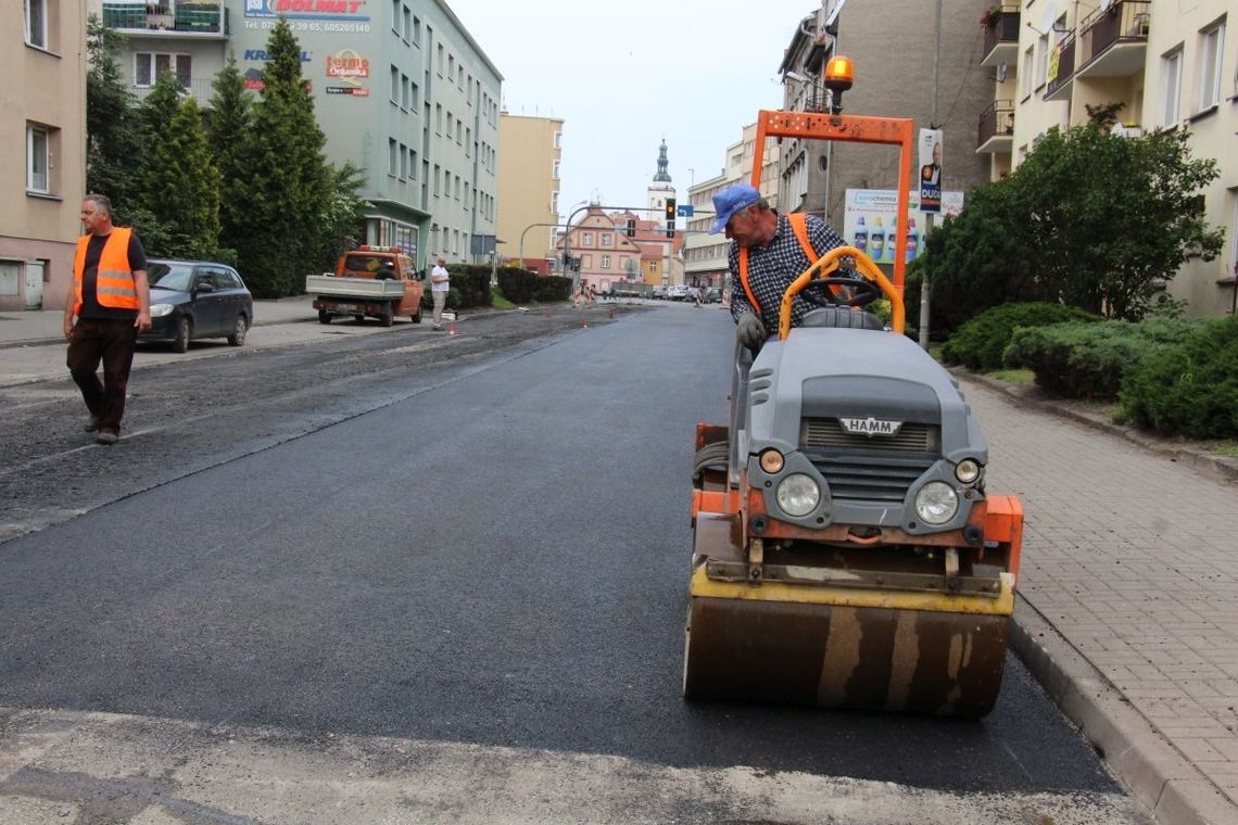 Leją asfalt na Lwowskiej w Oleśnicy