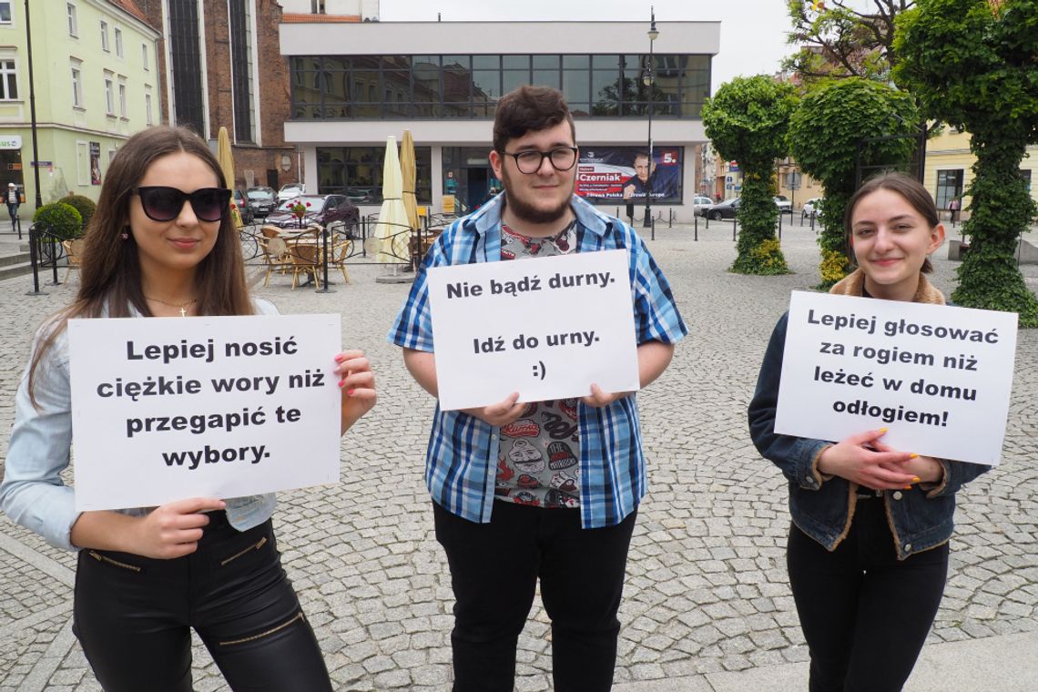 Licealiści z II LO w Oleśnicy zachęcali do udziału w wyborach europejskich