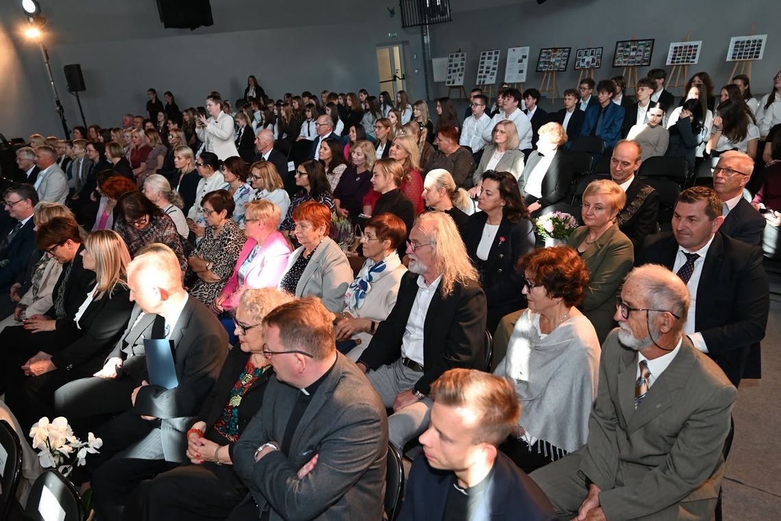 Liceum w Sycowie świętuje 80-lecie. Szkołę ukończyło 5851 uczniów Liceum w Sycowie świętuje 80-lecie. Szkołę ukończyło 5851 uczniów
