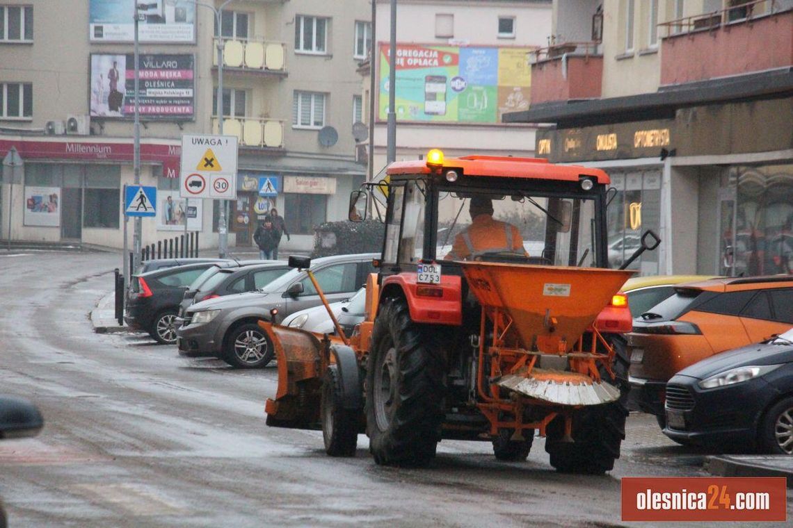 Lodowy horror. Drogowcy tradycyjnie interweniowali z poślizgiem