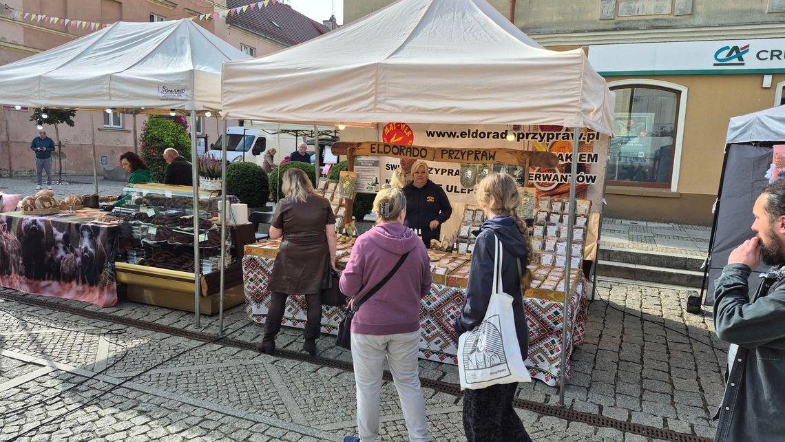Lokalne wyroby, regionalne produkty i tanie książki z kiermaszu. Jarmark Oleśnicki trwa do jutra Lokalne wyroby, regionalne produkty i tanie książki z kiermaszu. Jarmark Oleśnicki trwa do jutra