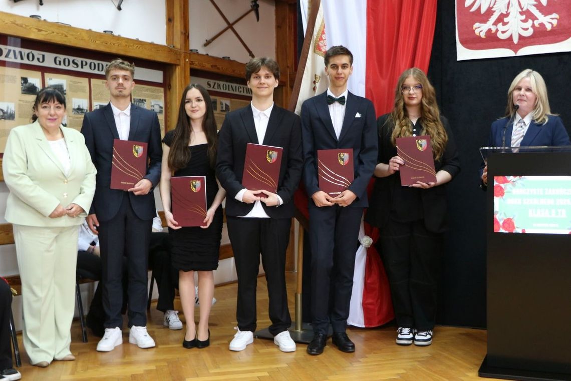Łzy i owacje w Twardogórze. Absolwenci technikum pożegnali się ze szkołą przed maturą