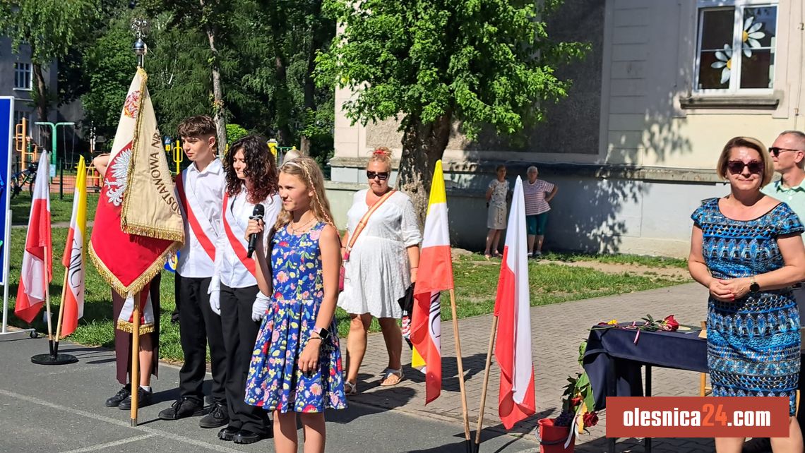 Łzy wzruszenia i wielka radość. Uczniowie „Siódemki” oficjalnie rozpoczęli wakacje