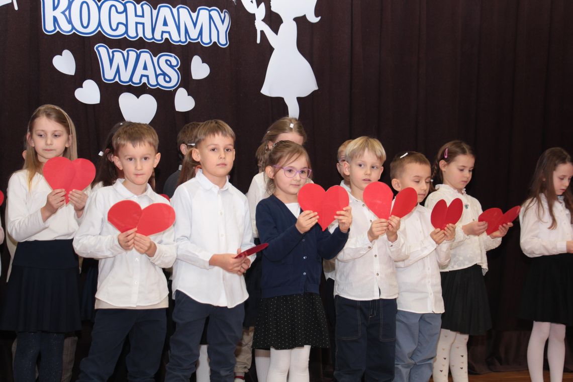 Łzy wzruszenia... Maluchy z „trójki” rozczuliły babcie i dziadków do łez