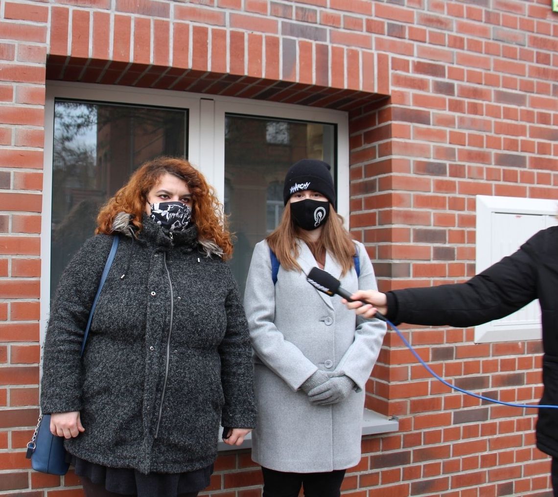 Małgorzata Kasperowicz i Laura Kwoczała po przesłuchaniach na policji w Oleśnicy