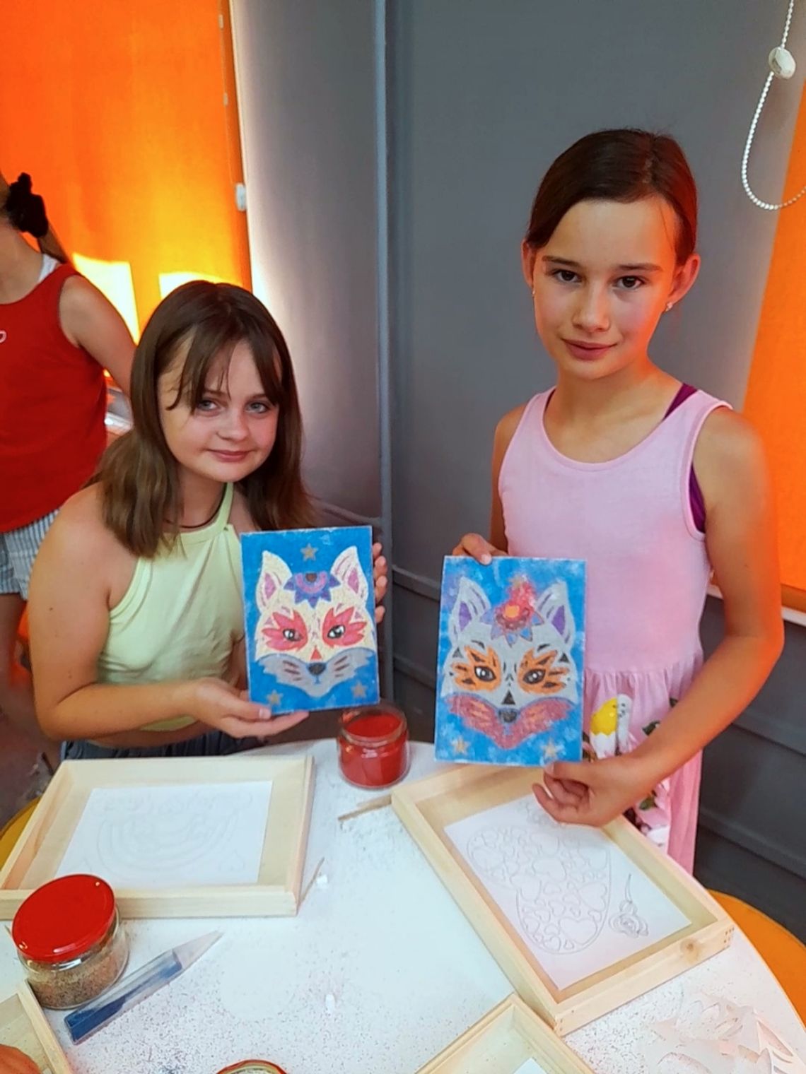 Malowali piaskiem. Kolejna odsłona wakacyjnych zajęć w Bibliotece dla Dzieci i Młodzieży "Pod Sową" w Oleśnicy