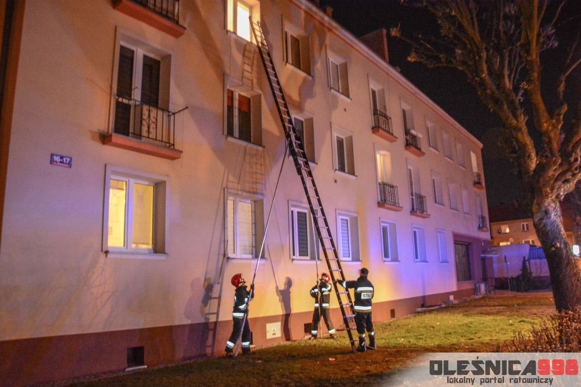 Mama pijana, a dzieci na parapecie