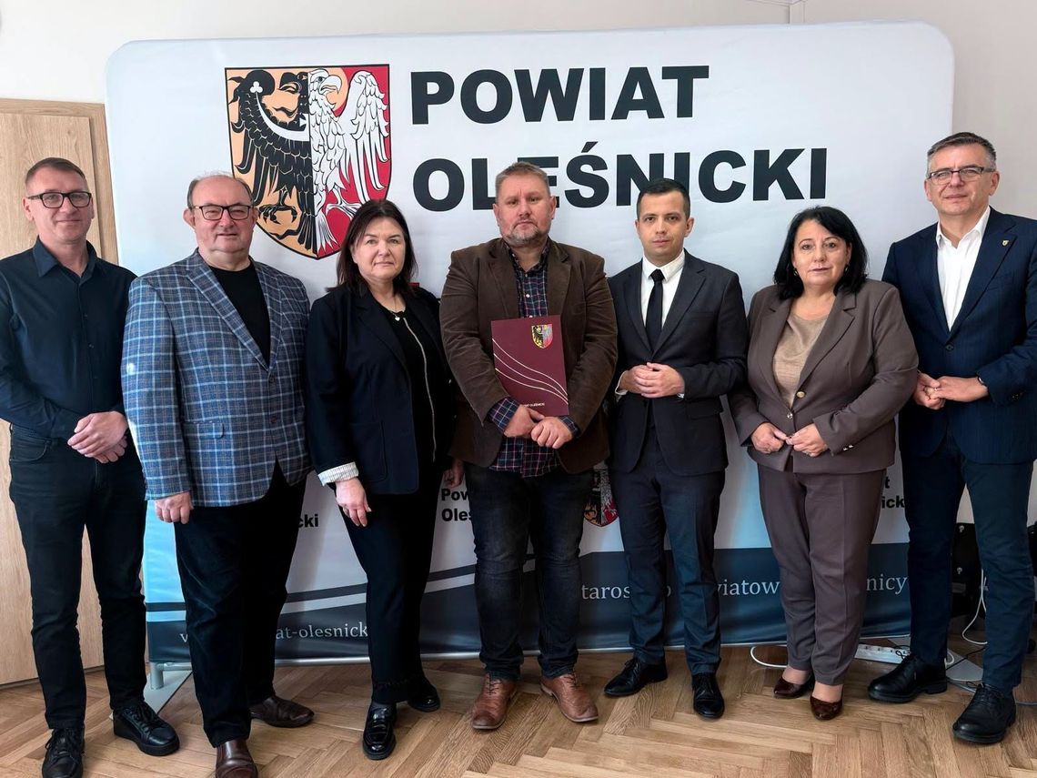 Marek Kamaszyło doceniony przez władze powiatu. Podziękowania za zasługi dla Oleśnicy