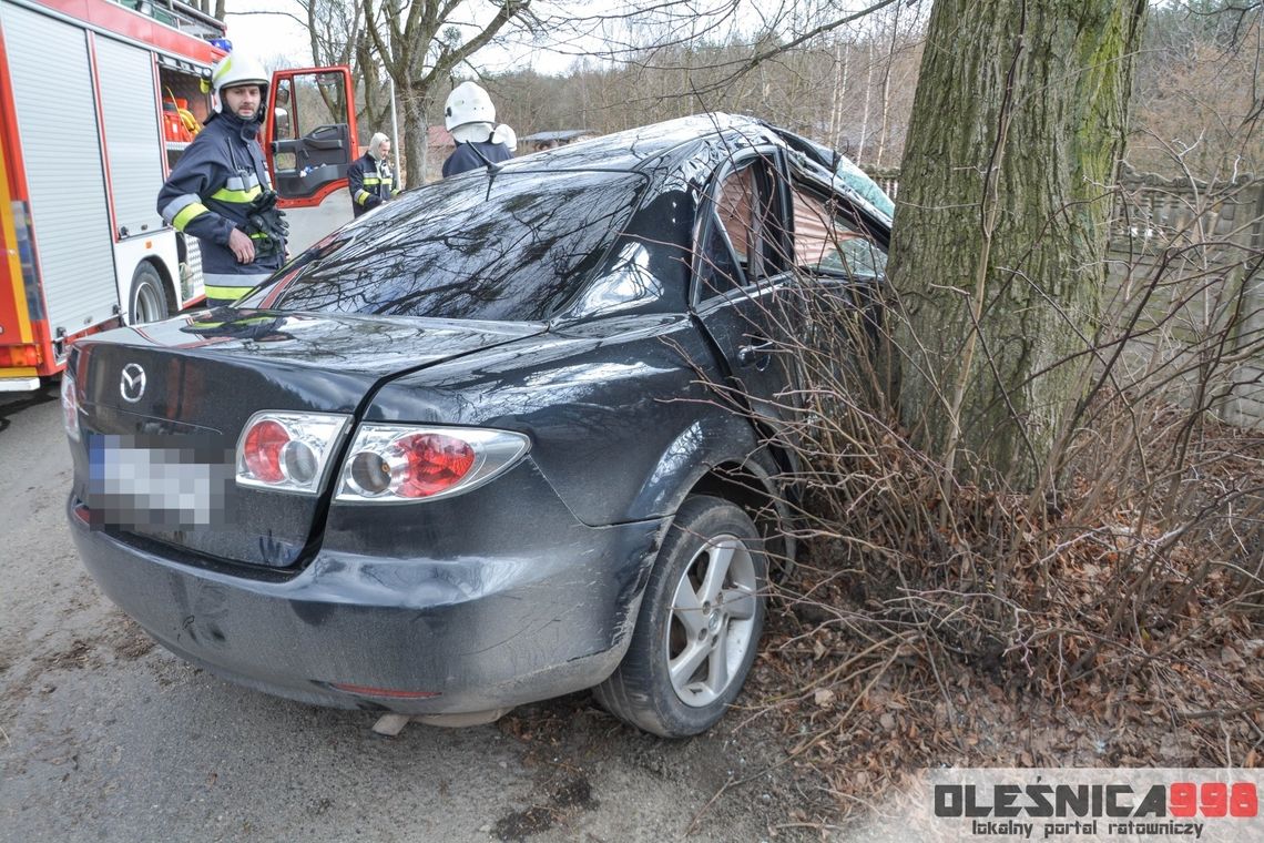 Mazda uderzyła w drzewo, po rannego przyleciało LPR