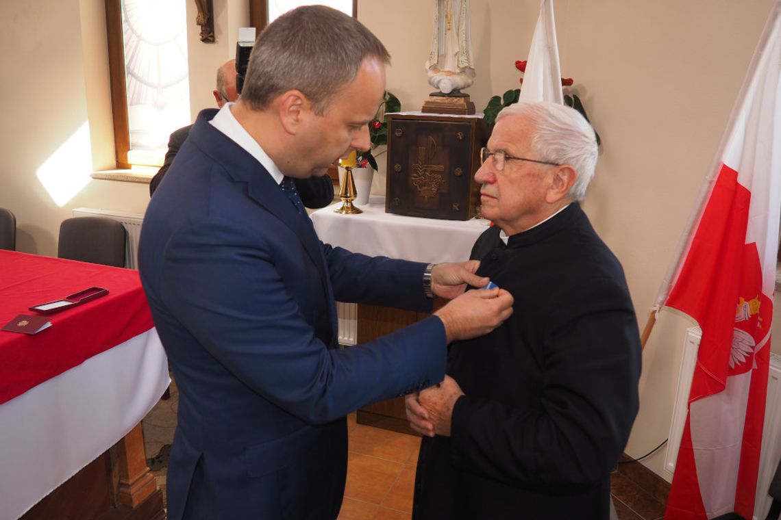 Medal Stulecia Odzyskanej Niepodległości dla ks. infułata Władysława Ozimka