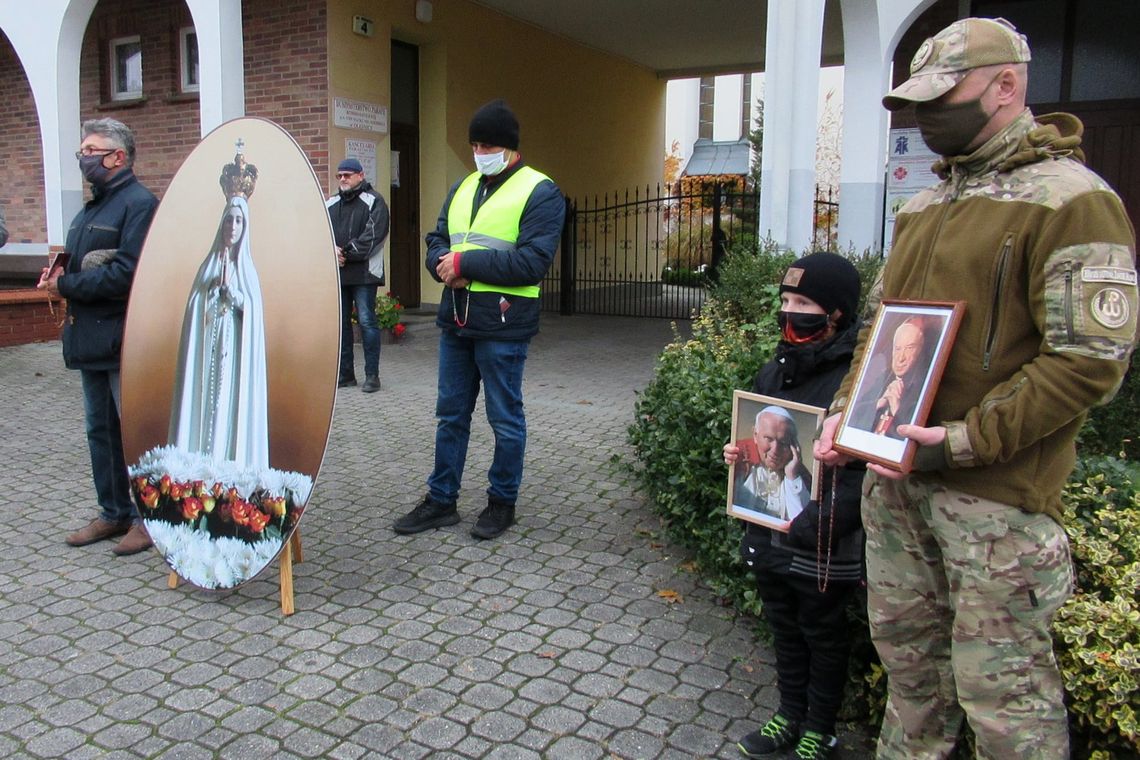 Męski Różaniec w Oleśnicy tym razem tylko w kościele i przy nim