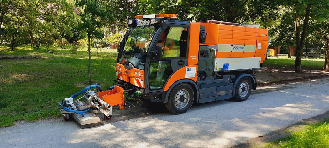 Miasto kupiło urządzenie do parowego usuwania chwastów z dróg, chodników, ścieżek rowerowych i alejek parkowych