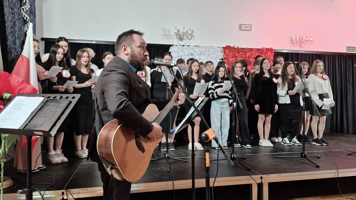 Międzypokoleniowe patriotyczne śpiewanie Międzypokoleniowe patriotyczne śpiewanie