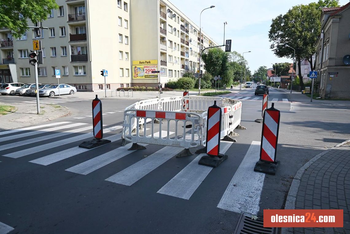 Zapadlisko na ul. 11 Listopada w Oleśnicy. Miejsce zabezpieczono, trwają przygotowania do naprawy Zapadlisko na ul. 11 Listopada w Oleśnicy. Miejsce zabezpieczono, trwają przygotowania do naprawy
