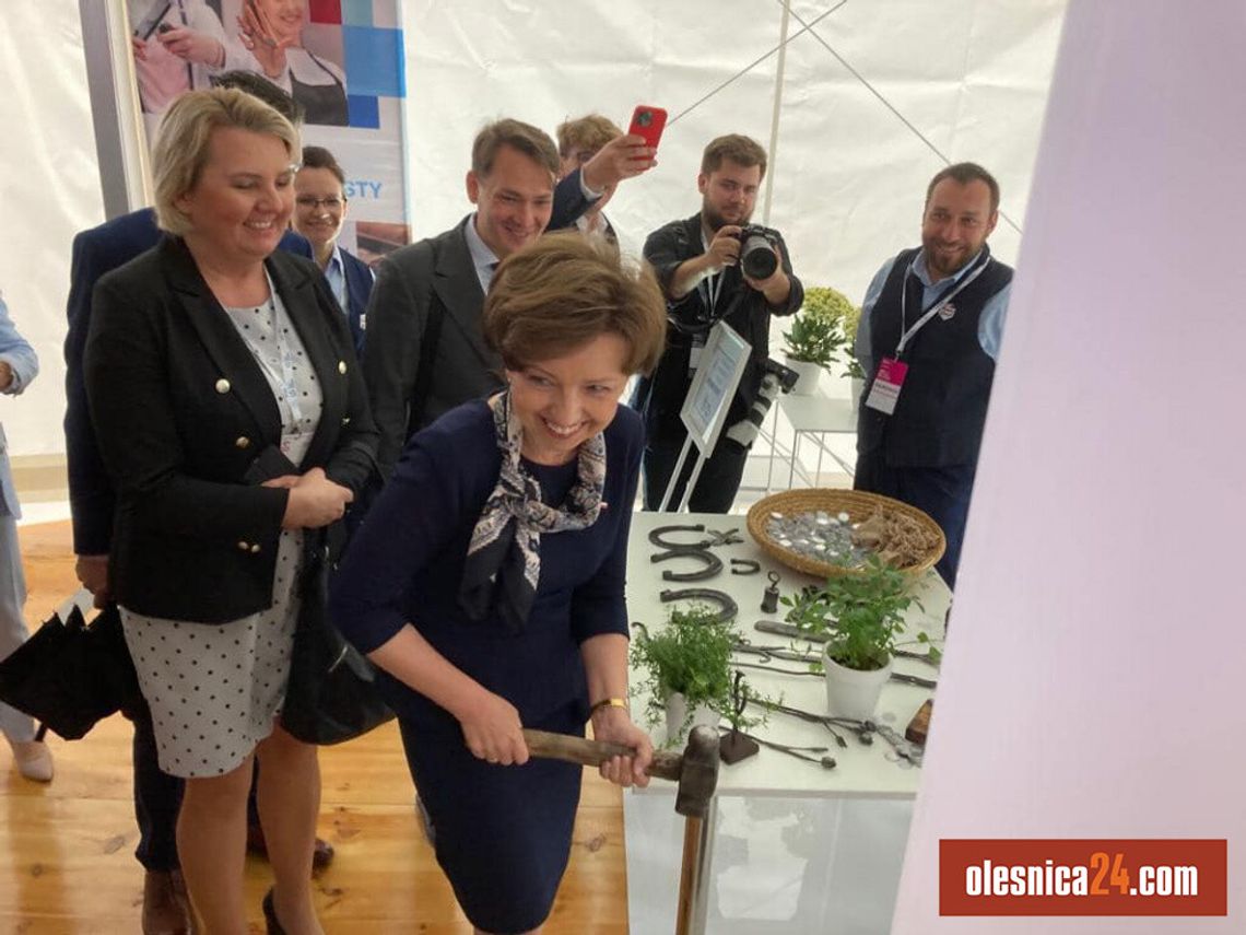 Minister odwiedziła stoisko kowali z OHP Oleśnica