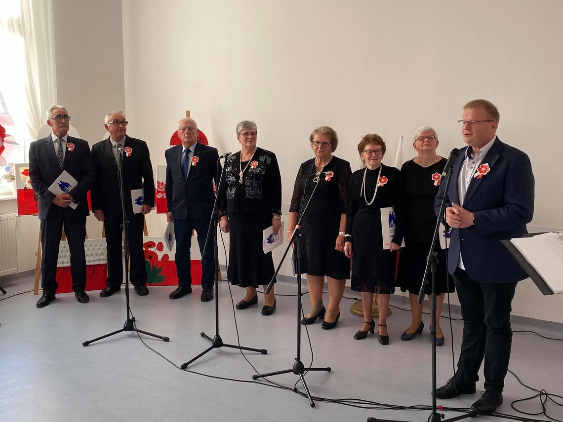 Młodsi i starsi śpiewali o niepodległej Polsce