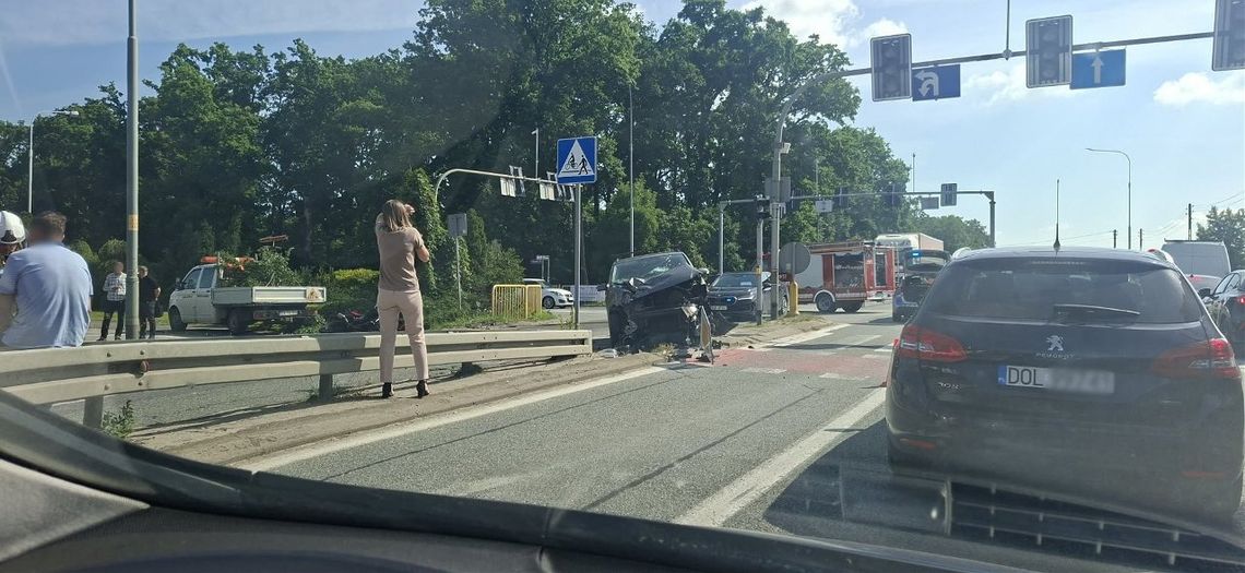 Motocyklista z Oleśnicy uciekał przed policją. Zginął na miejscu po wbiciu się na czerwonym świetle