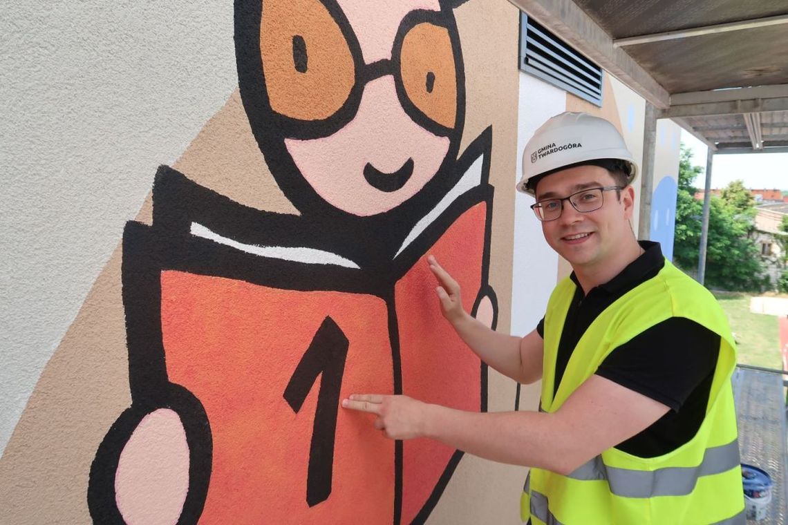 Na elewacji szkoły powstaje mural