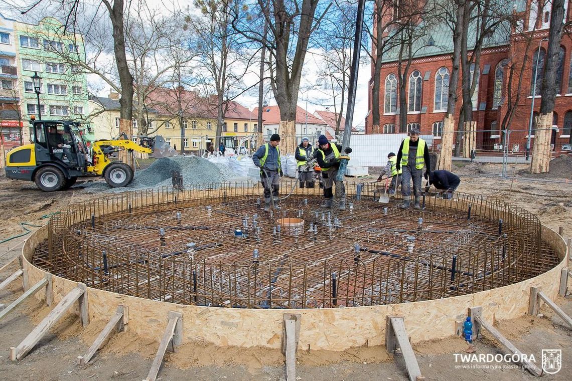 Na placu Piastów w Twardogórze prace postępują