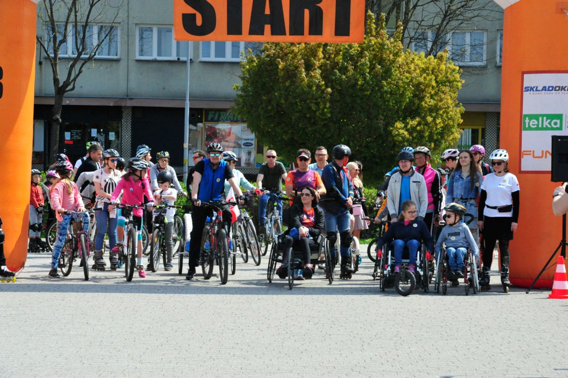 Na rolkach, hulajnogach i rowerach pojechali przez Oleśnicę dla Wojtka