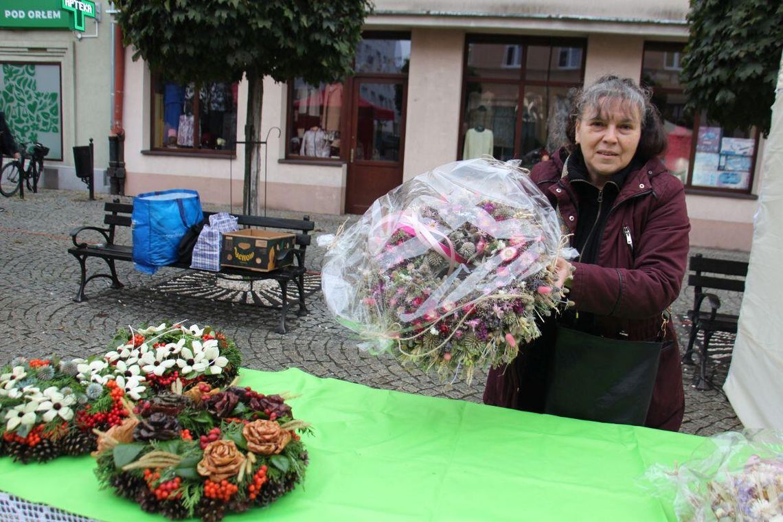 Na Rynku w Oleśnicy trwa handlowanie
