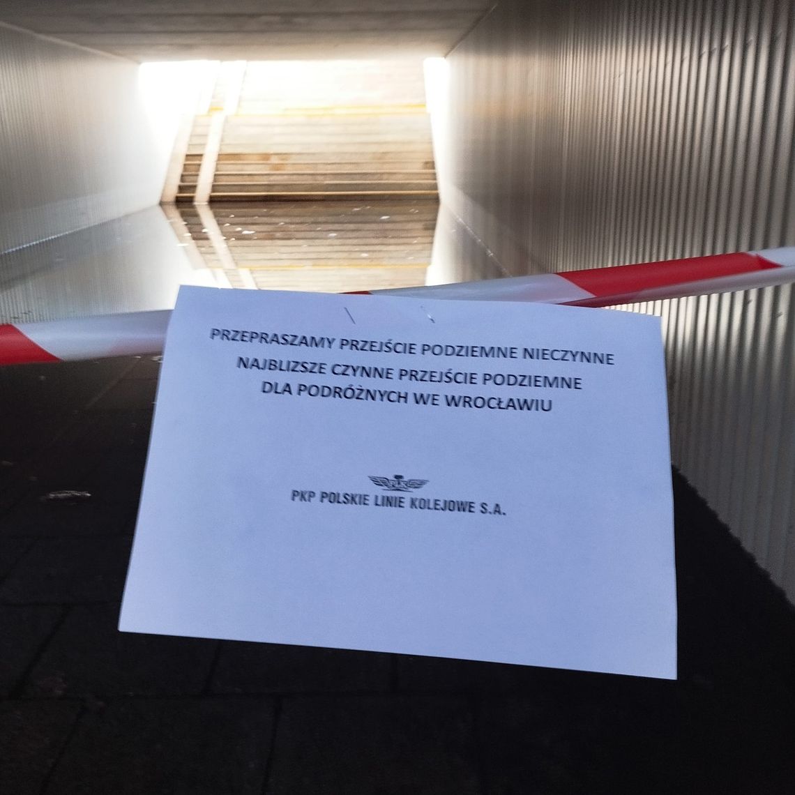 „Najbliższe czynne przejście podziemne? We Wrocławiu!” – klasyczny żart z „Misia” na dworcu w Oleśnicy „Najbliższe czynne przejście podziemne? We Wrocławiu!” – klasyczny żart z „Misia” na dworcu w Oleśnicy