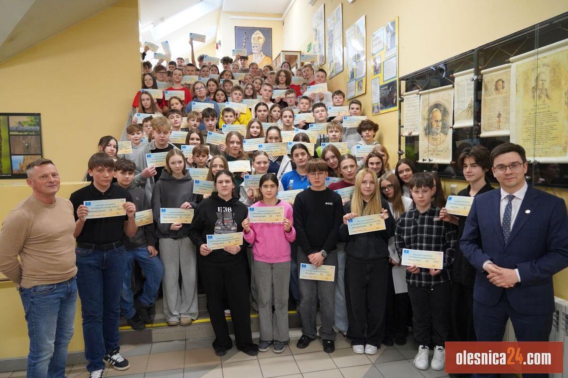 Najlepsi uczniowie i sportowcy nagrodzeni – stypendia za I półrocze wręczone