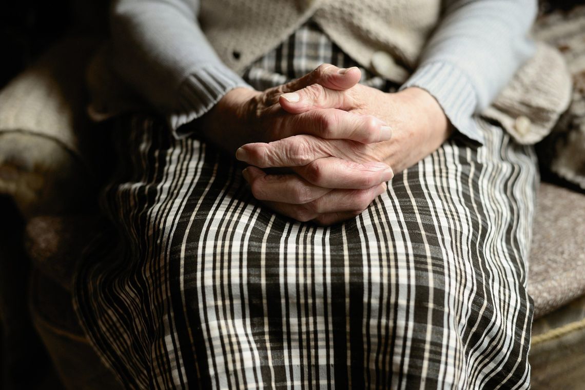 Najpierw wchodzi fałszywa pracownica pomocy społecznej