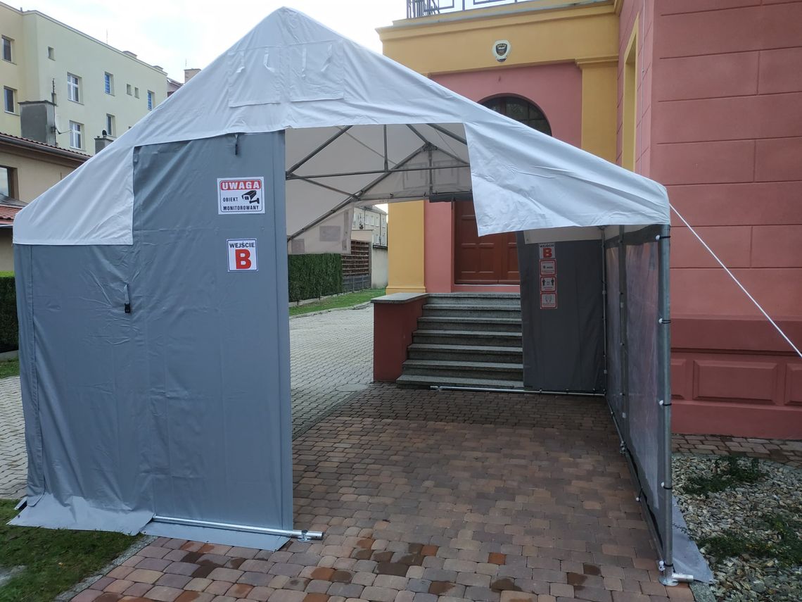 Namiot przed Urzędem Gminy Oleśnica