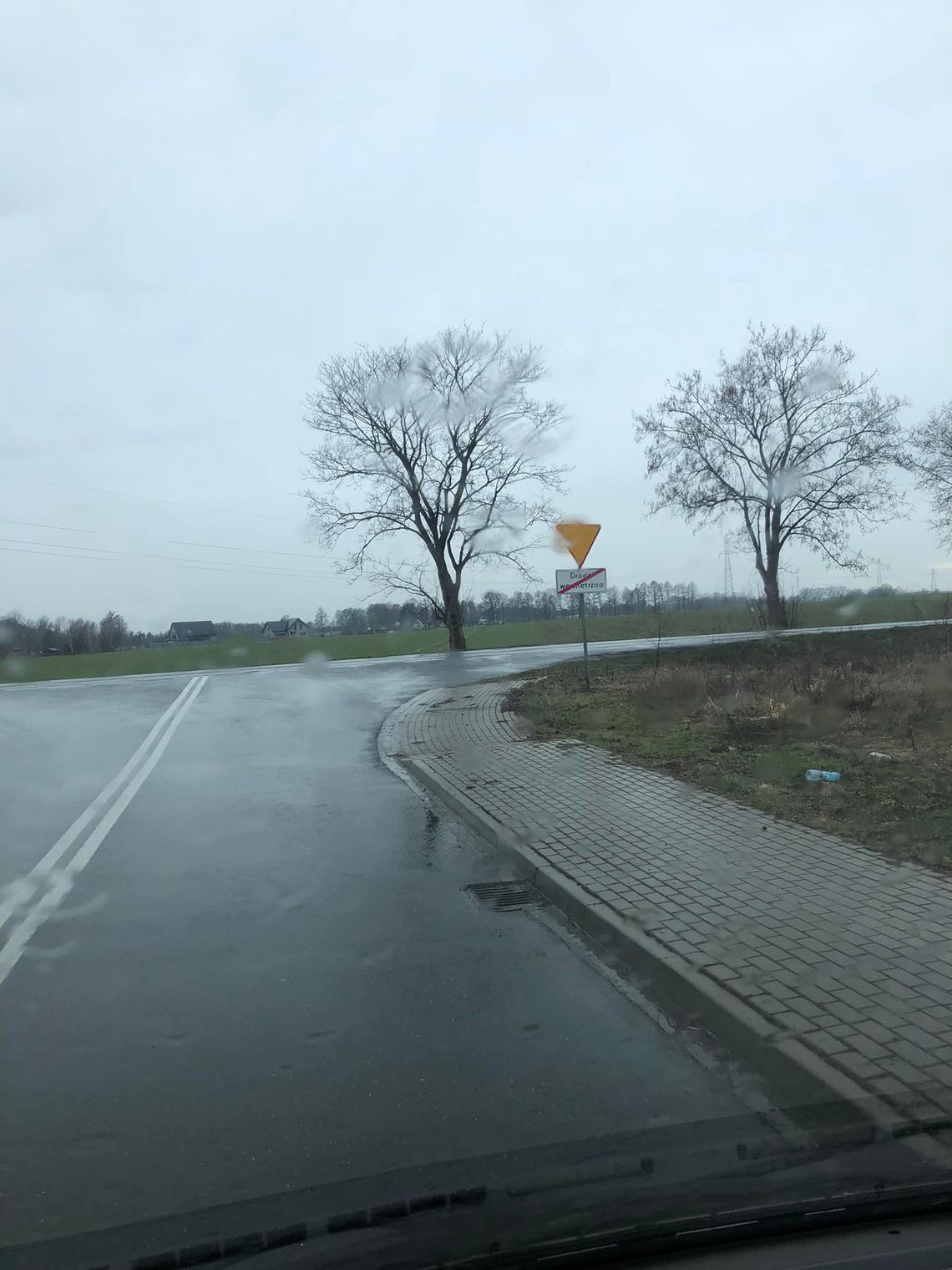 Nareszcie! Administrator drogi postawił znak w pobliżu Świerznej
