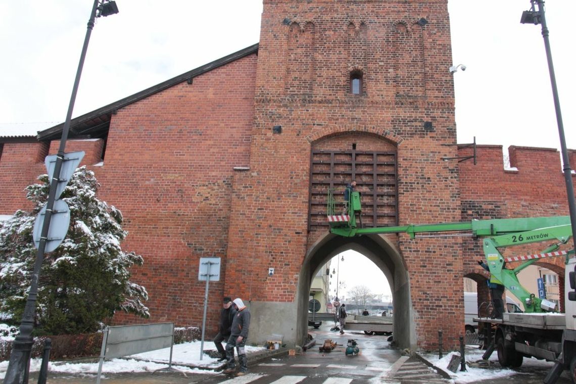 NASZ NEWS: Montują bronę na Bramie Wrocławskiej w Oleśnicy