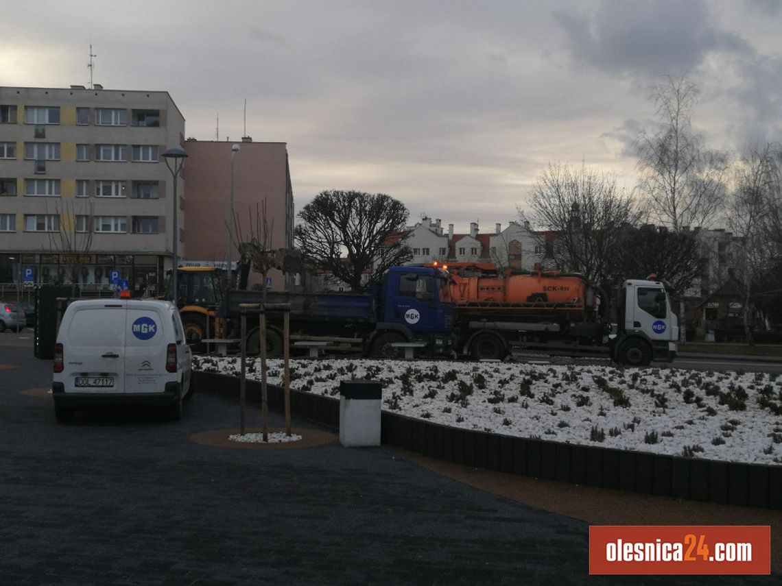 NASZ NEWS: Pękła rura na placu Zwycięstwa w Oleśnicy!