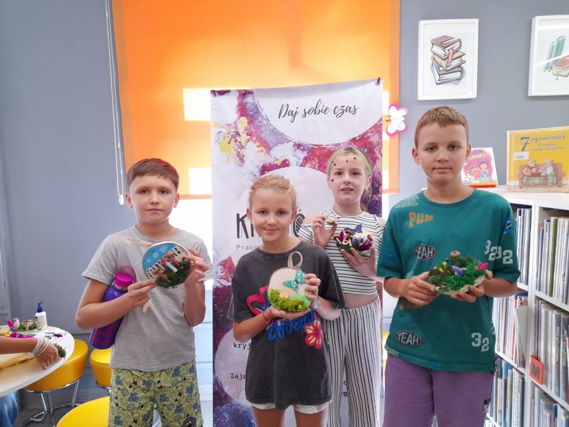 Naturalne ozdoby z drewna w Bibliotece "Pod Sową"