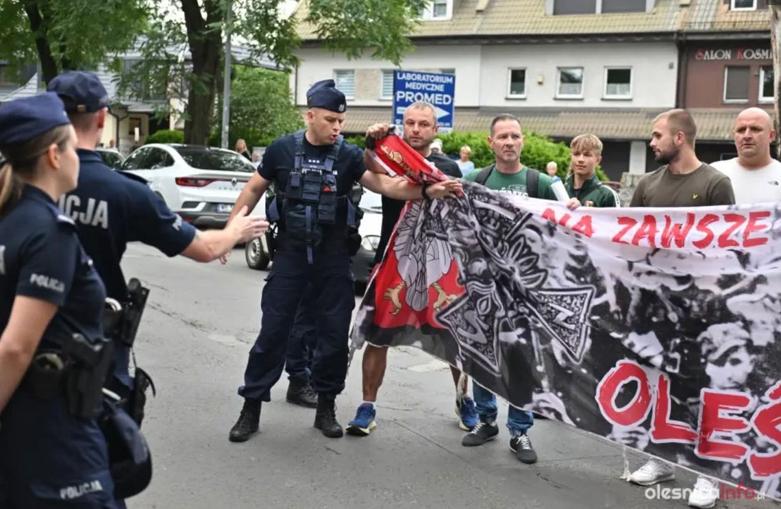 Nie było rac, kibice stali spokojnie. Nagle wkroczyła policja... (WIDEO)