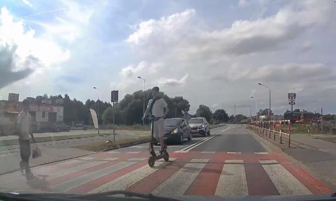 Niebezpieczna sytuacja na przejściu w Oleśnicy. Hulajnoga przejechała tuż przed pieszym Niebezpieczna sytuacja na przejściu w Oleśnicy. Hulajnoga przejechała tuż przed pieszym