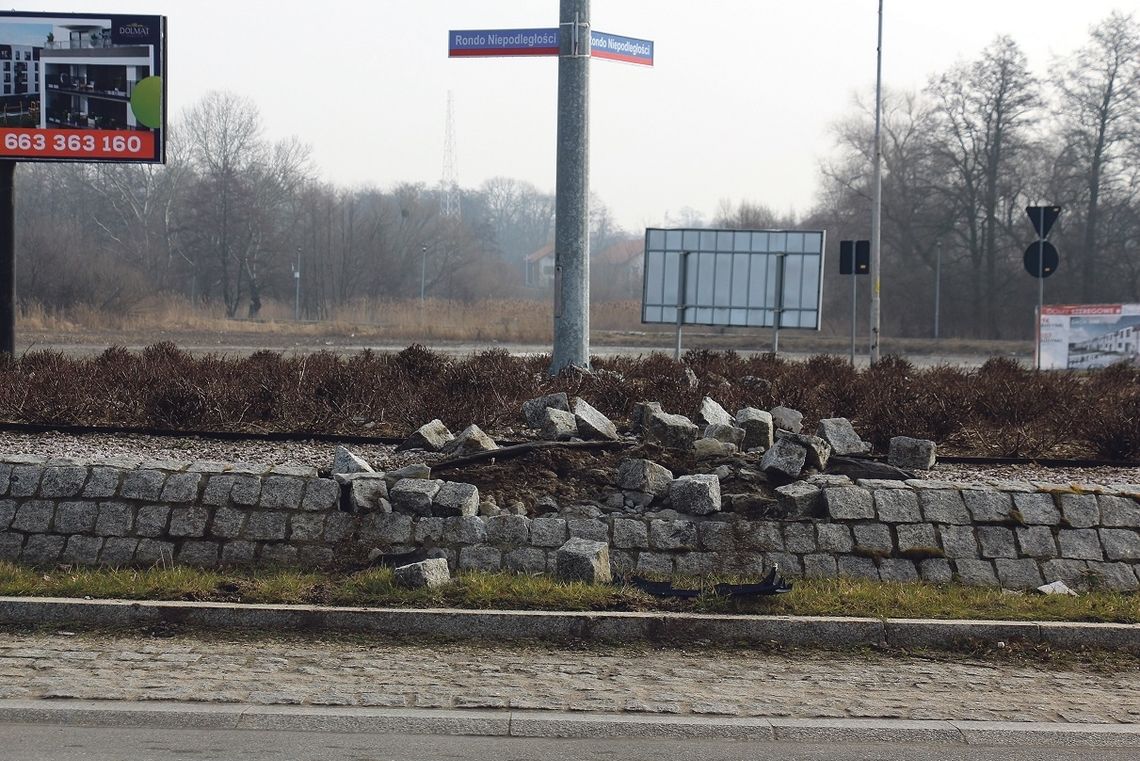 Nieostrożność czy głupota? Tak niszczą Rondo Niepodległości w Oleśnicy