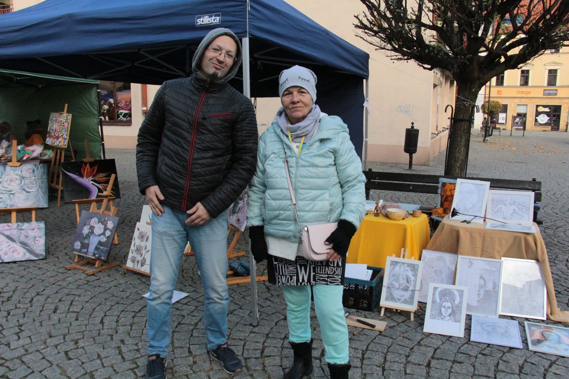 Niewiele stoisk, nieliczni klienci na Rynku w Oleśnicy 