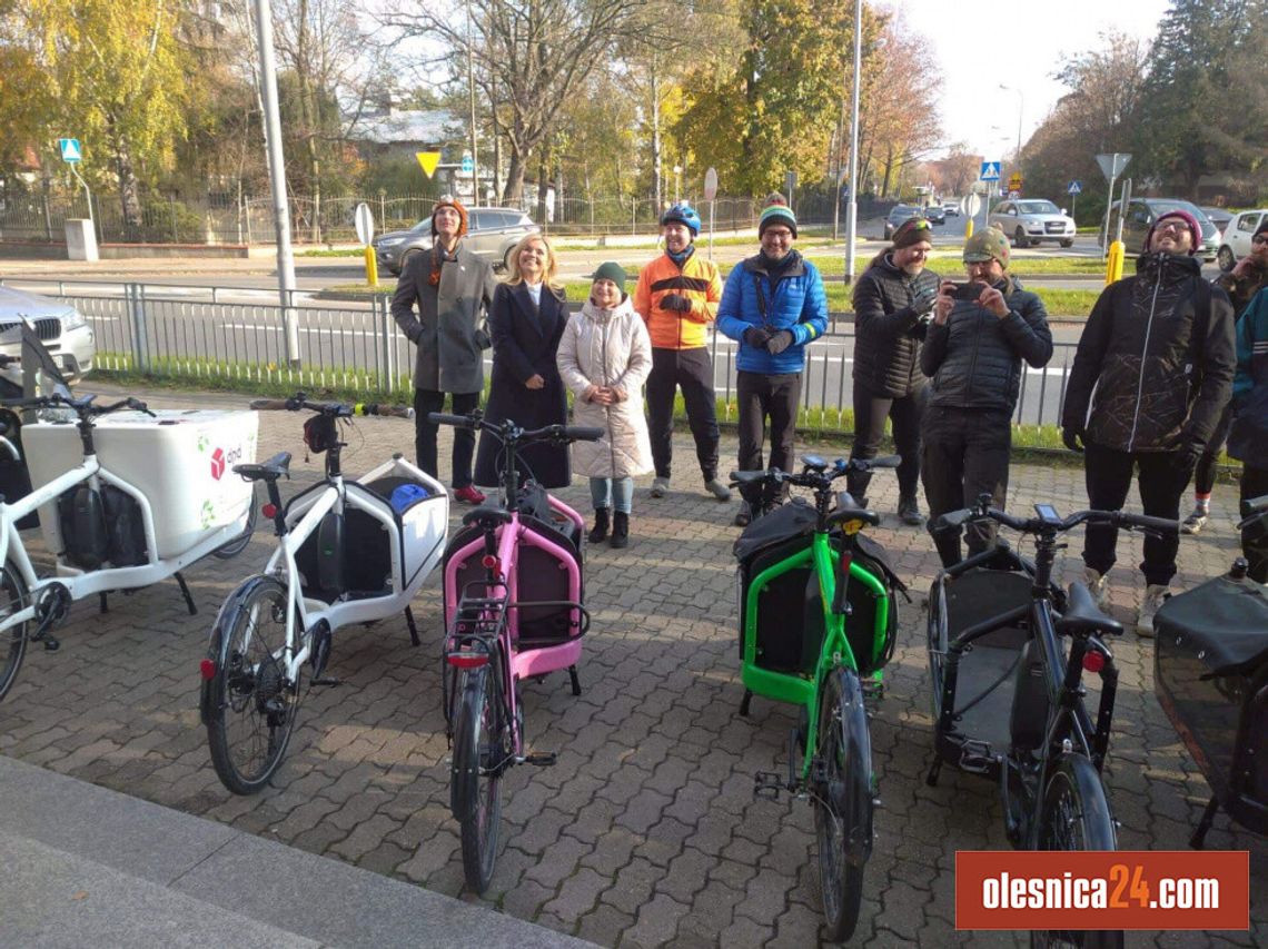 Niezwykła rowerowa dostawa książek z Wrocławia do Oleśnicy