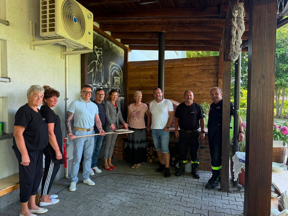 Nowa atrakcja we Wszechświętem. Otworzono plenerowy piec, który ma integrować mieszkańców Nowa atrakcja we Wszechświętem. Otworzono plenerowy piec, który ma integrować mieszkańców